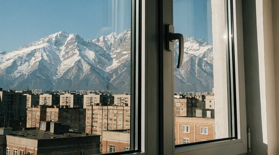 Алюминиевое окно в алматинской квартире